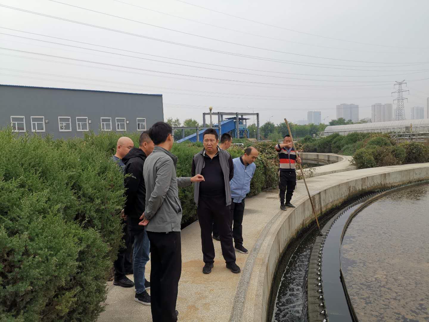 公司總經(jīng)理王建人在供水、污水生產(chǎn)一線開展風(fēng)險(xiǎn)隱患排查 (2).jpg